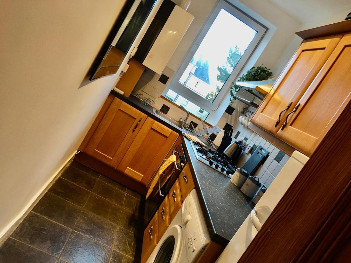 Cosy 2 Bedroom Central Apartment - Free Parking, Free Wifi Aberdeen Eksteriør billede